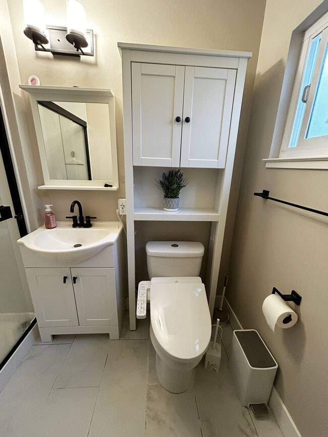 Photo - 1569 Hillmont Ave Unidad Entire Home