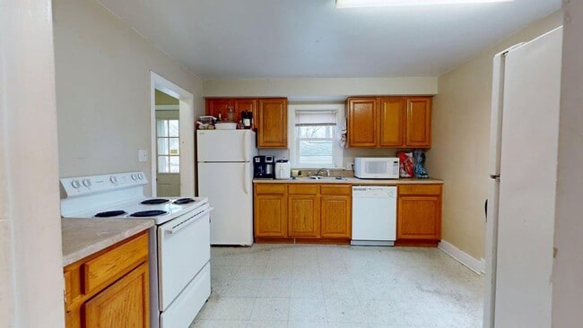 Photo - 5 Bedroom Home in Campus Area - Available August 1st