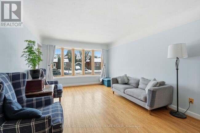 Photo - 940 Brucedale Ave E