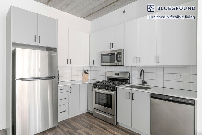 Photo - 61 W Erie St Unidad FL2-ID1398