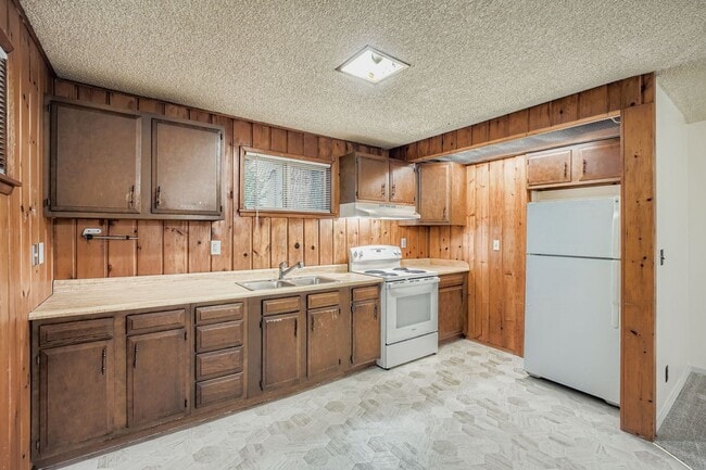 Building Photo - Shorewood Place 1035 Unit B