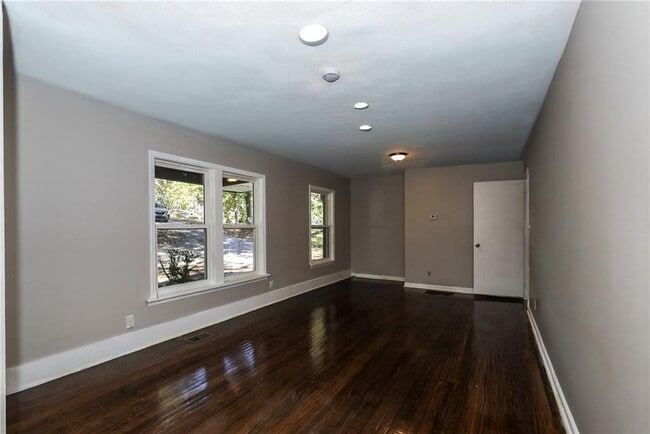 Photo - 5425 Skyview Dr SW