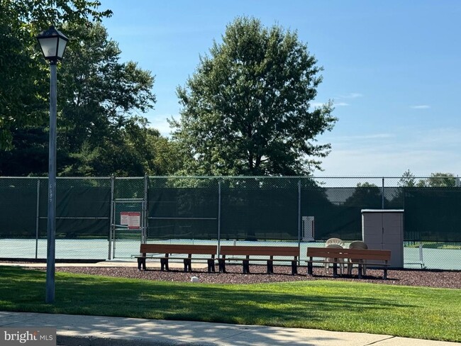 Building Photo - 1676B Thornwood Dr