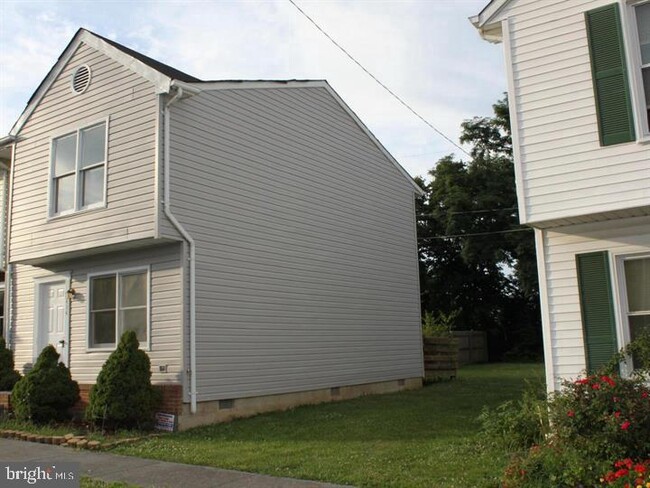 Building Photo - 414 Cornwallis Ct