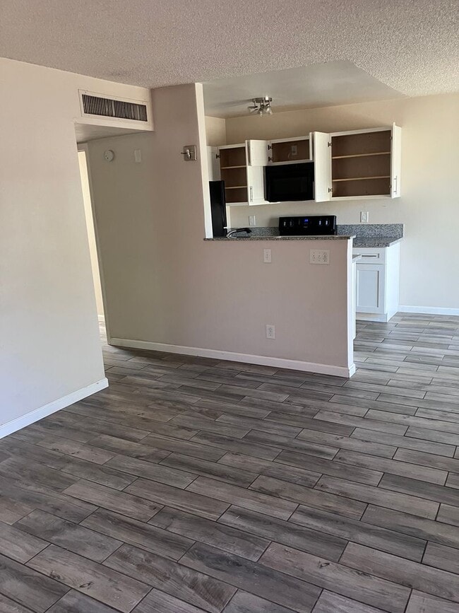 Photo - Coming Soon! Unidad 3036 Edith