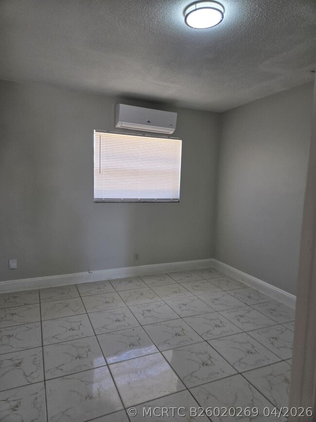 Building Photo - 581 NE 34th Ct Unit A