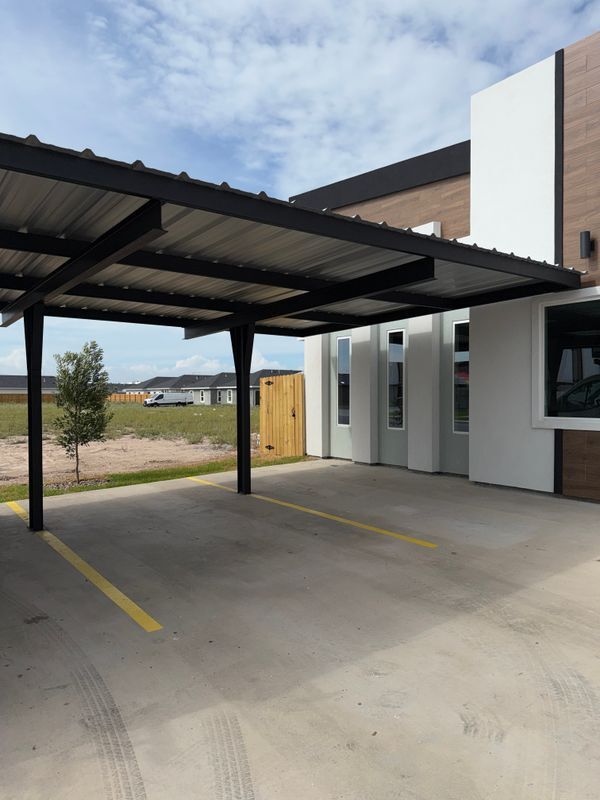 Building Photo - 701 N Onyx Ave