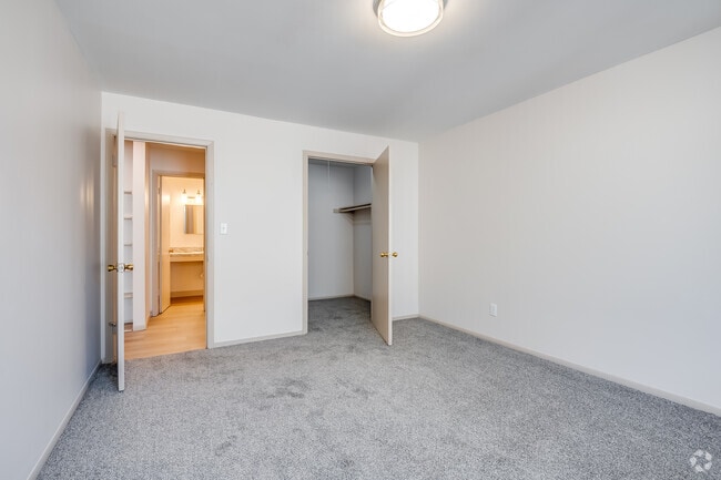 2BR, 1BA - 930SF - Bedroom