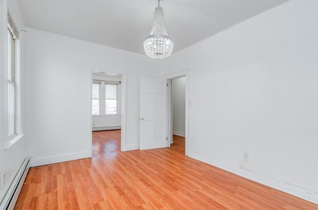 Photo - 404 Danforth Ave