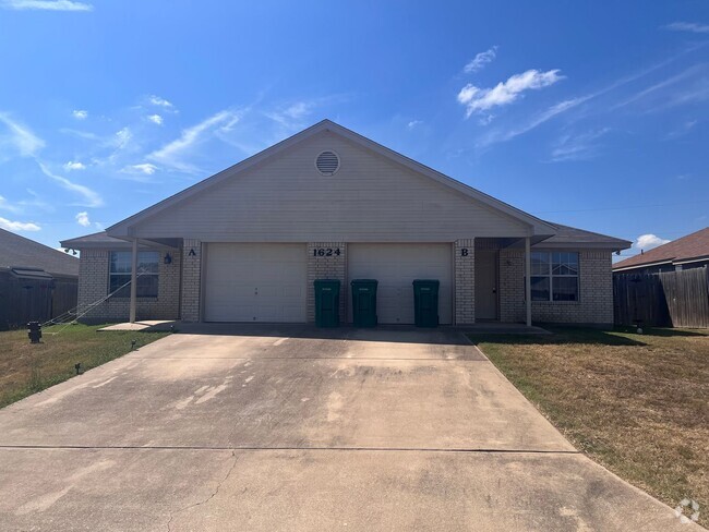 Building Photo - 1624 Yuma Trail Unit B Rental