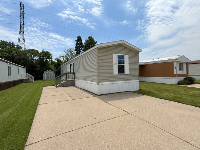 Building Photo - 831 N Pontiac Trail