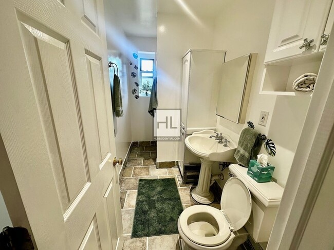 Photo - No Fee! Sun-Drenched 2-Bedroom Duplex with... Unidad 2