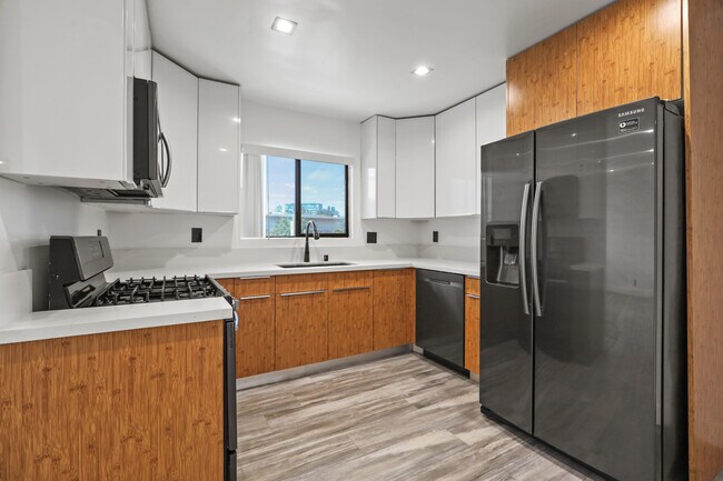 2BD x 1BA (UNIT 3 taken) UNIT 6 is available - 830 Bartlett St.