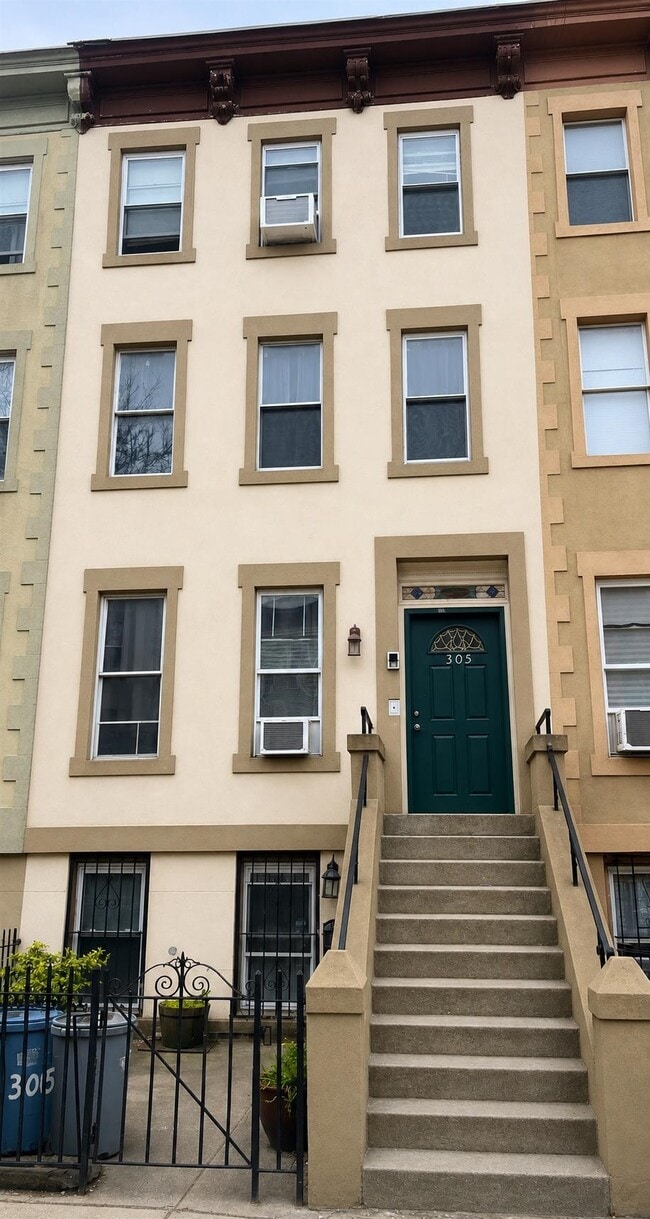 Building Photo - 305 2nd St Unit 1