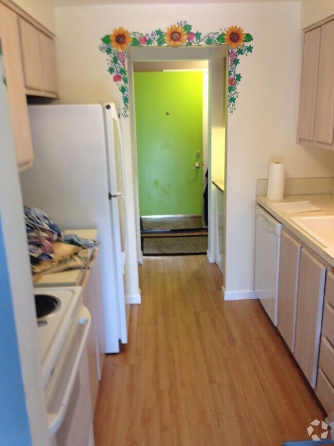 Building Photo - 2 bedroom Rental