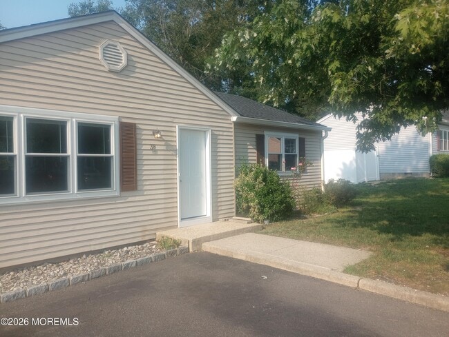 Building Photo - 3 Primrose Ln Unit B