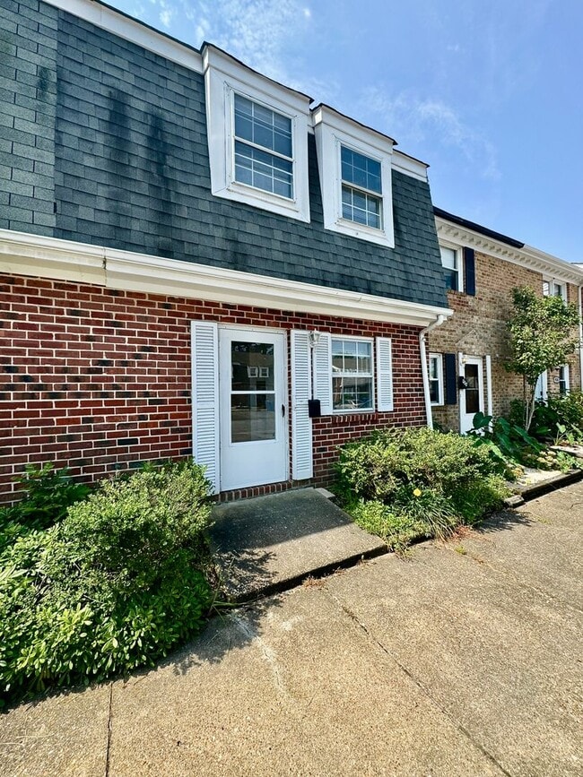 Building Photo - 2BR/1.5BA Townhouse in Shadowlawn!