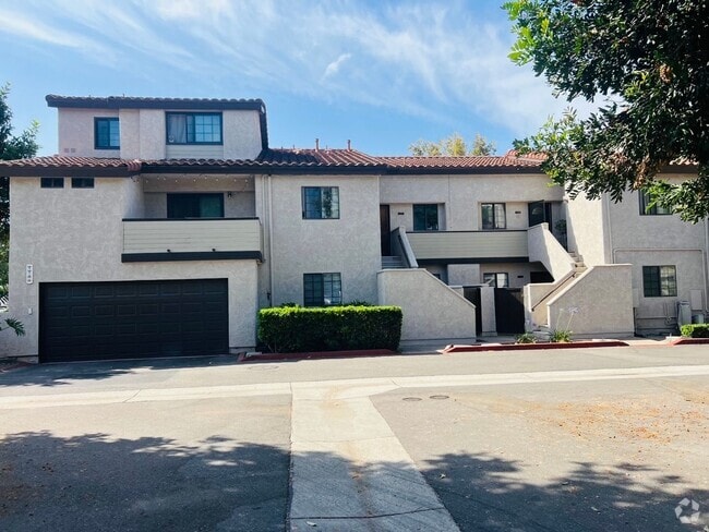 Building Photo - Luxury Living Awaits: Stunning Remodeled C... Rental