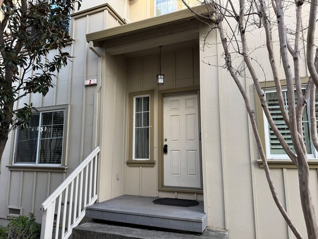 Charming 2 Bedroom 1.5 Bathroom Townhome w... - Charming 2 Bedroom 1.5 Bathroom Townhome w...