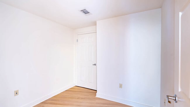 Dormitorio con suelo de superficie dura - The Veridian