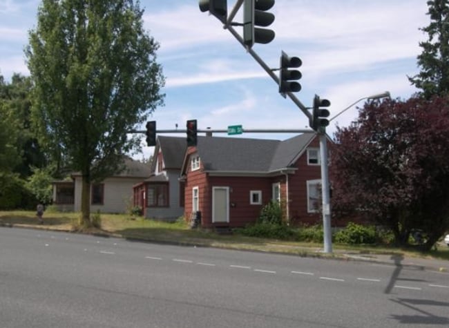 Building Photo - 5-bedroom, 2 bath home available in York neighborhood!