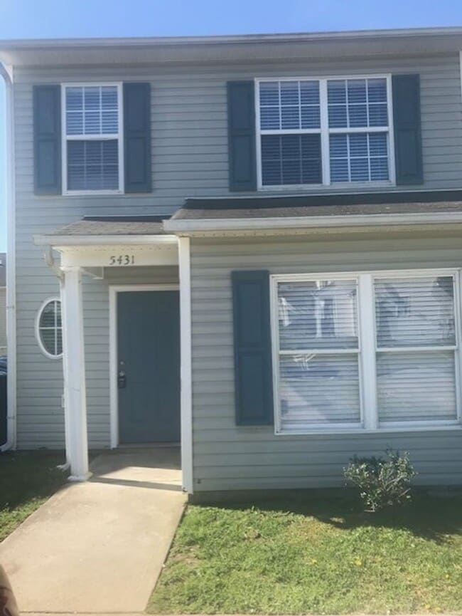 Building Photo - 3 Bedroom End Unit Townhome!
