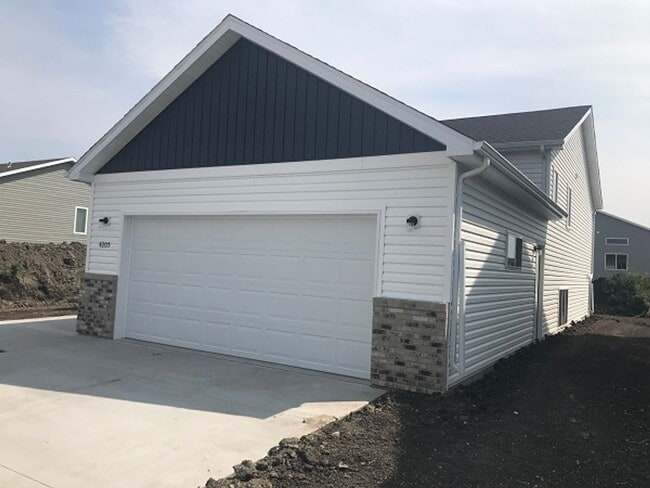 Building Photo - 4 Bed 2 Bath Single Family Home