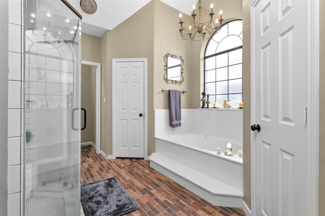 Building Photo - 590 Edgewood Dr