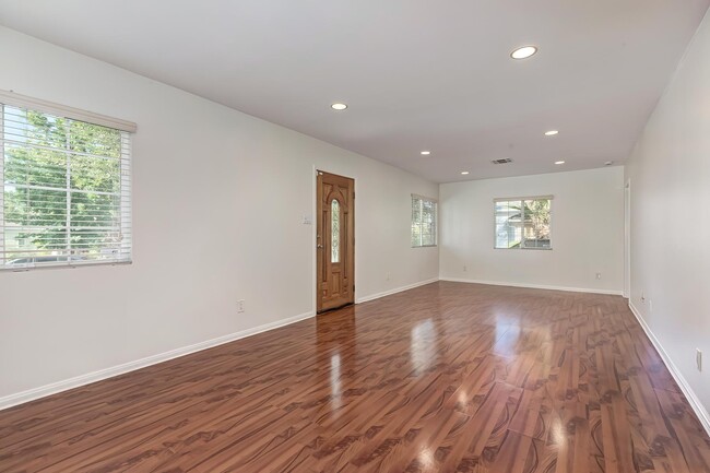Photo - 17322 Martha St