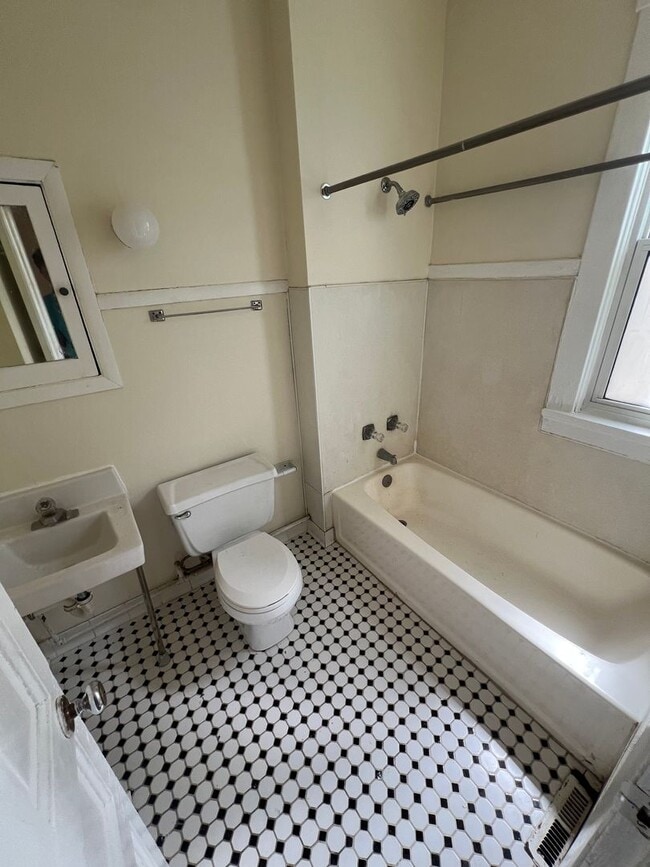 Photo - 219 E Mifflin St Unit 1B