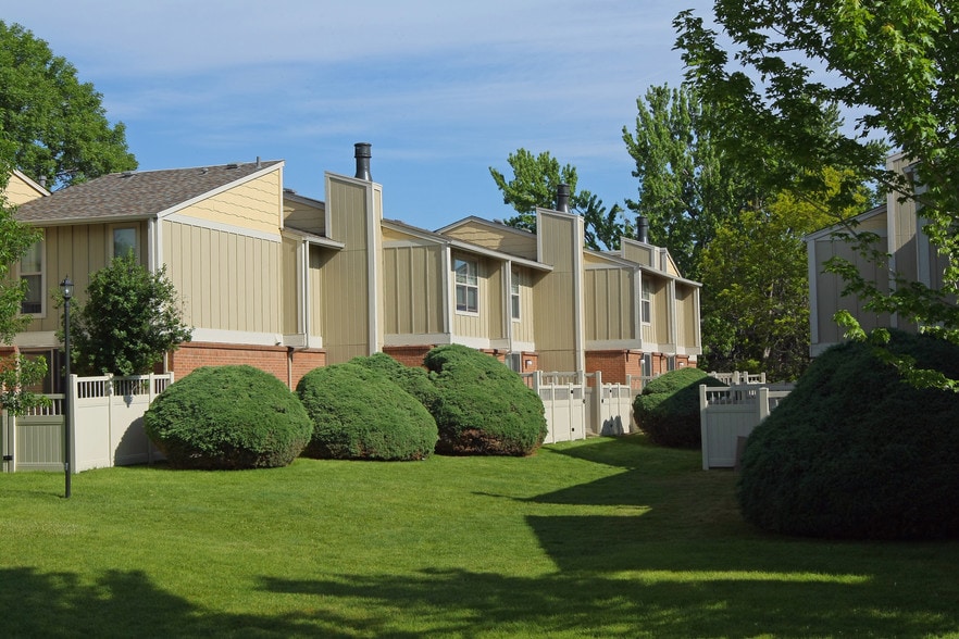 The Pines at Pinehurst Apartments For Rent in Denver, CO