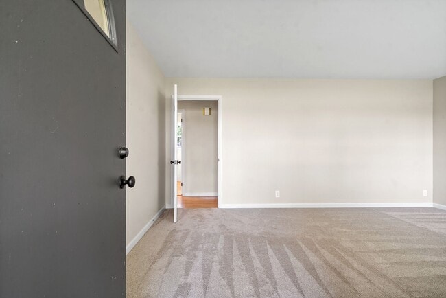 Photo - 4 Bedroom Country Style Home For Rent!