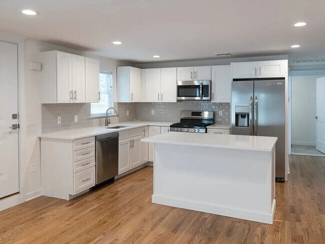 Building Photo - 4-18-18 Northridge St Unit 16