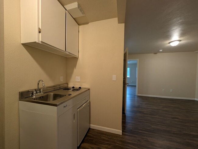 Photo - Nice 1bdrm/1bath apartment close to shopping and restaurants!