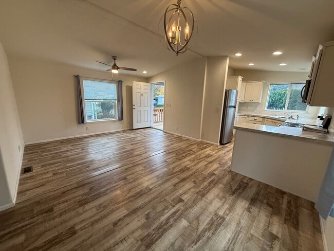 Photo - 165 Broadmore Ave NE