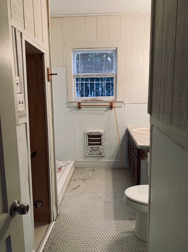 Large bathroom - 1041 W Kings Hwy Unit 1041 W Kings Hwy