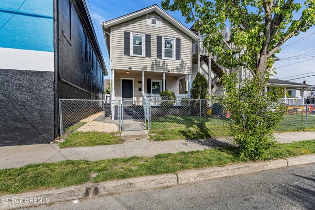 Photo - 303 Comstock St