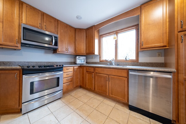 Photo - 1410 Juneau Ln N