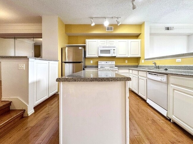 Photo - 2016 Oxford Ln