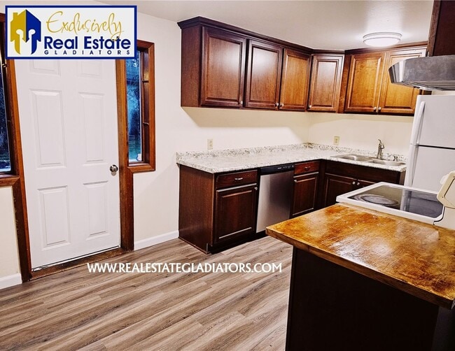 Photo - Pet Friendly Fresh 3 bed 2 bath with fully fenced yard