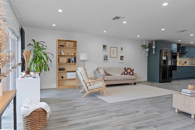 Photo - 4868 Sheridan St