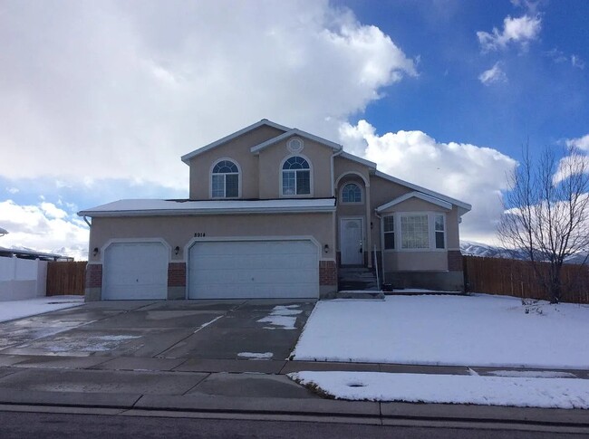 Stunning 4-Bed Home with Finished Basement... - Stunning 4-Bed Home with Finished Basement...