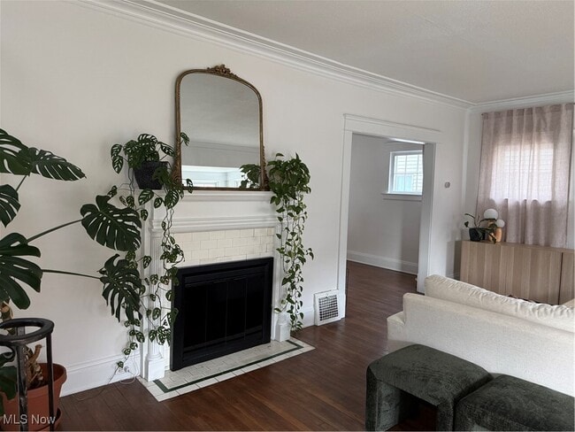 Photo - 1320 W 108th St