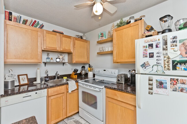 Photo - 2740 N Pine Grove Ave Unit 13F