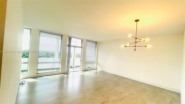 Photo - 700 Biltmore Way Unidad 1006