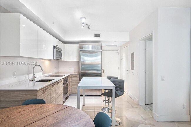 Photo - 1300 Brickell Bay Dr Unidad 700