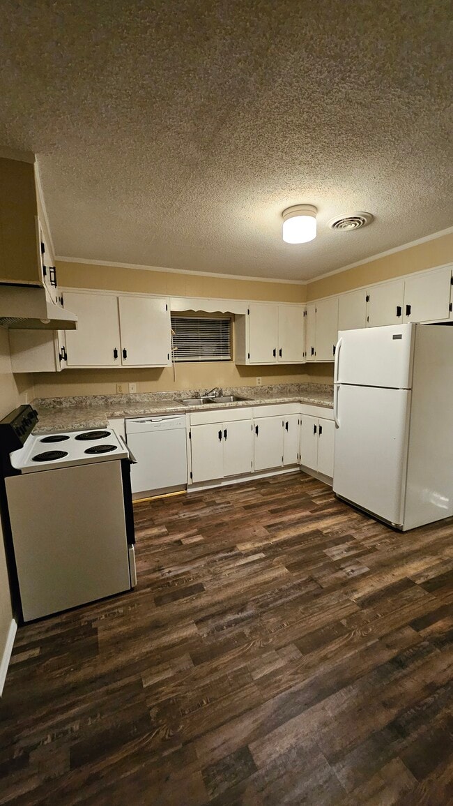 Photo - 134 Bates St NE