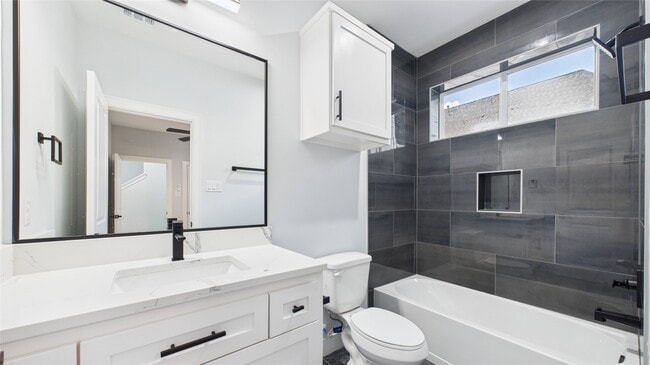 Photo - 3415 Daphne St