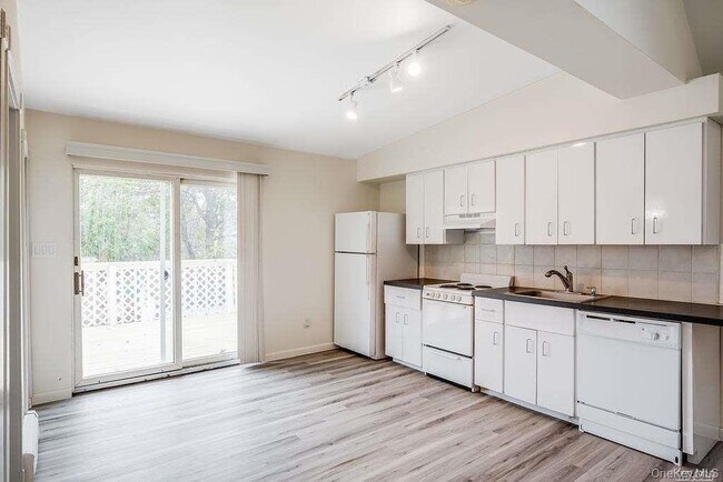 Photo - 75 Maxwell Ave Unidad B