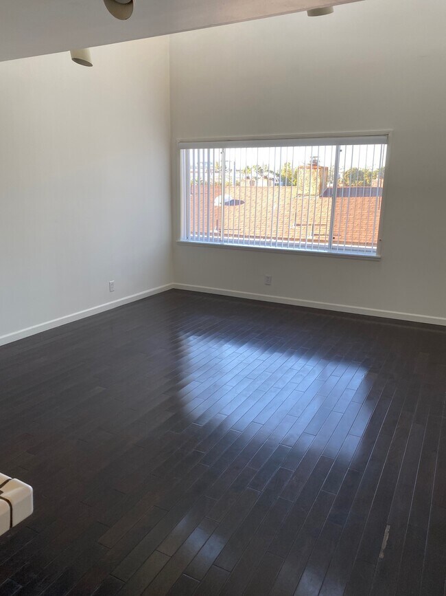 Photo - 209 N Venice Blvd